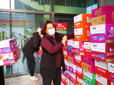 共同抗疫，温暖同行，董事长向七里河工商联捐赠物品